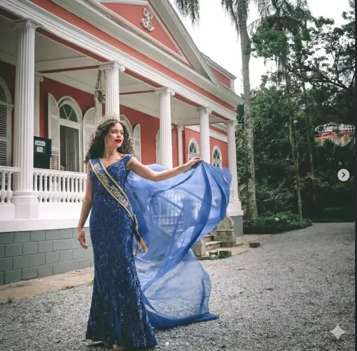 Mentora em vestido azul elegante