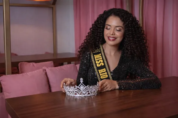 Jess Areias com coroa e faixa Miss Rio
