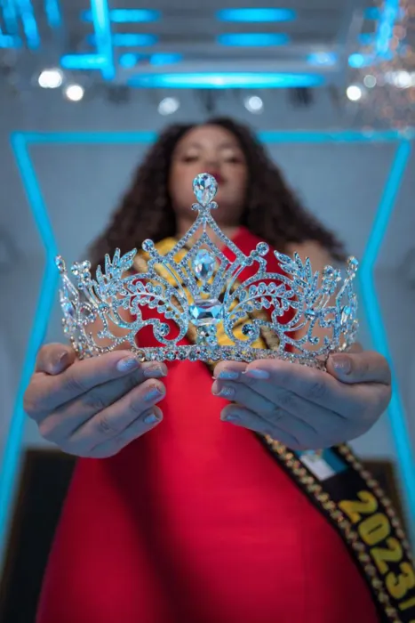 Jess Areias segurando coroa